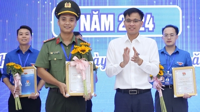 ឧត្តមសេនីយឯក Dao Trong Phu ទទួលបានជ័យលាភីលេខ១ ក្នុងពិធីបុណ្យអ្នករាយការណ៍ខេត្ត Hai Duong។