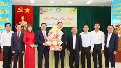 ថ្នាក់ដឹកនាំគណៈកម្មាធិការប្រជាជនខេត្ត ចុះសួរសុខទុក្ខអង្គភាព និងអាជីវករក្នុងដើមឆ្នាំថ្មី