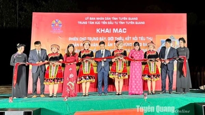 ស្តង់លក់ផលិតផលរបស់ជនជាតិភាគតិច និងតំបន់ភ្នំចំនួន ២០ នៅ Trung Son