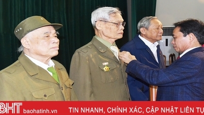 Trao Huy hiệu Đảng cho 128 đảng viên thành phố Hà Tĩnh