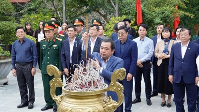 លេខាបក្សខេត្ត Tran Duc Thang អុជធូបនៅទីតាំងបដិវត្តន៍ប្រវត្តិសាស្ត្រនៅ Thai Nguyen និង Tuyen Quang