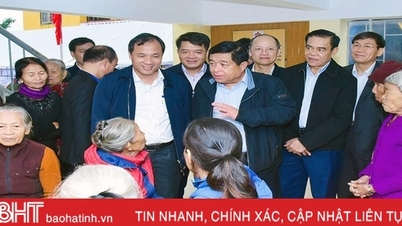 Minister of Planning and Investment attends Great Solidarity Day, presents gifts to support disadvantaged families in Ha Tinh