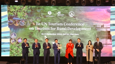 Awarding the certificate of best tourist village in 2024 to Tra Que vegetable village