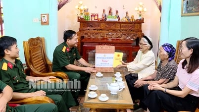 ថ្នាក់ដឹកនាំបញ្ជាការដ្ឋានយោធភូមិភាគខេត្ត បានចុះសួរសុខទុក្ខ និងប្រគល់អំណោយជូនមាតាបិតា យុទ្ធជនវៀតណាម និងគ្រួសារគោលនយោបាយ