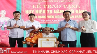 1.813 đảng viên Hà Tĩnh được trao tặng, truy tặng Huy hiệu Đảng dịp 2/9