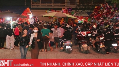 ដើរលេងជុំវិញផ្សាររាត្រីនៅថ្ងៃឈប់សម្រាក Tet ទីក្រុងភ្នំ Huong Son