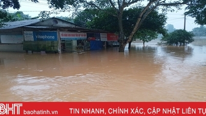 កម្ពស់ទឹកទន្លេ Ngan Sau លើសពីកម្រិតប្រកាសអាសន្ន II តំបន់ខាងក្រោមនៃទីក្រុង Vu Quang ជន់លិចយ៉ាងខ្លាំង