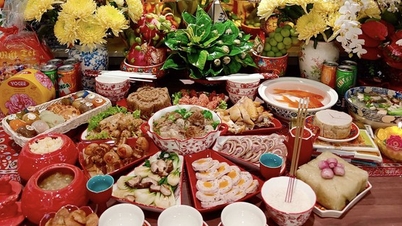 Schwestern „fotografieren“ den Opferteller für Ong Cong Ong Tao, so schön wie ein Gemälde, dass ihn jeder bewundert