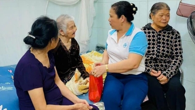 ប្រធាន​សមាគម​ស្ត្រី​ធនធាន​នៅ​ណាំសាច