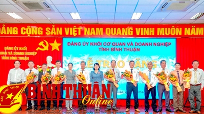 ពិធី​ប្រគល់​ផ្លាក​សញ្ញា​សមាជិកភាព​គណបក្ស​គម្រប់​៣០​ឆ្នាំ​និង​៤០​ឆ្នាំ
