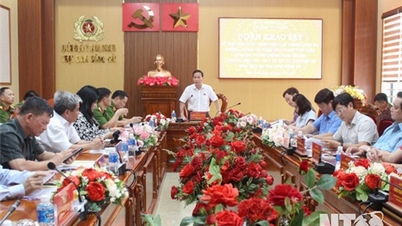 គណៈប្រតិភូអង្កេតរបស់គណៈកម្មាធិការយុត្តិធម៌នៃរដ្ឋសភាបានធ្វើការជាមួយពន្ធនាគារ Song Cai ។