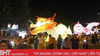 “Thanh Sen កាន់​គោម​ក្នុង​ពិធីបុណ្យ​ពាក់កណ្ដាល​សរទរដូវ”