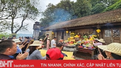 ហ្វូង​ភ្ញៀវ​ទេសចរ​ទៅ​ទស្សនា​វត្ត Huong Tich
