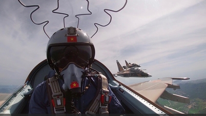 ตื่นตาตื่นใจไปกับเครื่องบินไอพ่น Yak-130 ที่กำลังพุ่งทะยานไปในอากาศ