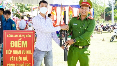 Huyện Krông Pắc: Người dân xã Vụ Bổn giao nộp 36 khẩu súng