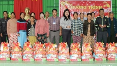 The National Assembly delegation of Ninh Thuan province visited and presented Tet gifts to poor households and policy families.