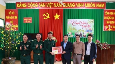 Đồng chí Lê Trọng Yên chúc Tết 2 đồn biên phòng ở Đắk Song