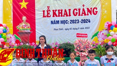 Tặng học bổng cho học sinh tiểu học có hoàn cảnh khó khăn