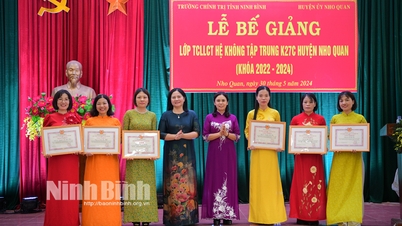 ពិធីបិទថ្នាក់ទ្រឹស្តីនយោបាយកម្រិតមធ្យមមិនប្រមូលផ្តុំ K27C ស្រុក Nho Quan