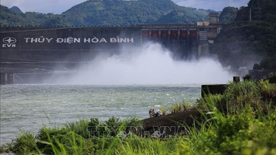 Son La 및 Hoa Binh 수력발전소의 2개 하부 방류구 폐쇄