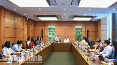 Kỳ họp thứ 7 Quốc hội khóa XV Đại biểu Quốc hội tỉnh tham gia thảo luận ở tổ về dự án Luật Phòng chống mua bán người sửa đổi