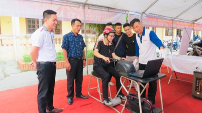 Hai Duong University students are instructed in safe driving skills.
