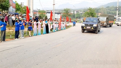 El distrito de Tuan Giao da la bienvenida al desfile y al desfile militar para celebrar el 70º aniversario de la Victoria de Dien Bien Phu que pasó por la zona.