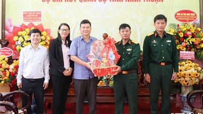 ក្រុមប្រឹក្សាភិបាលនៃកាសែត Ninh Thuan បានចុះសួរសុខទុក្ខ និងអបអរសាទរដល់បញ្ជាការដ្ឋានកងរាជអាវុធហត្ថខេត្ត