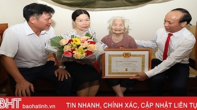 Trao Huy hiệu 75 năm tuổi Đảng cho đảng viên ở Hương Sơn