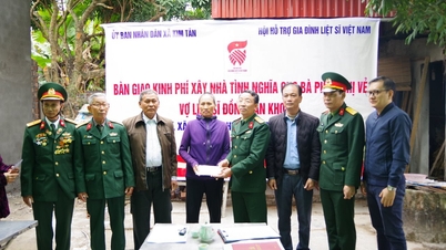 Soutien financier pour la construction d'une maison de gratitude pour les proches du martyr Dong Van Khoat dans la commune de Kim Tan