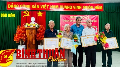 Đảng bộ phường Bình Hưng tổ chức trao tặng Huy hiệu Đảng cho đảng viên cao tuổi