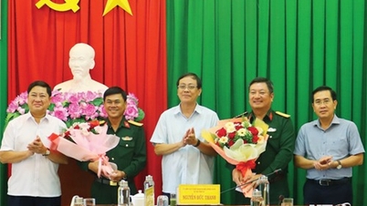គណៈកម្មាធិការអចិន្ត្រៃយ៍គណៈកម្មាធិការបក្សខេត្តបានជួបសំណេះសំណាល និងអបអរសាទរលោកវរសេនីយ៍ឯក Luu Xuan Phuong នាយរងសេនាធិការយោធភូមិភាគទី៥។