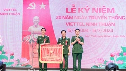 សមមិត្ត Pham Van Hau លេខាអចិន្ត្រៃយ៍គណៈកម្មាធិការបក្សខេត្ត ប្រធានក្រុមប្រឹក្សាប្រជាជនខេត្ត បានចូលរួមពិធីរំលឹកខួបលើកទី 20 នៃទិវាប្រពៃណី Viettel Ninh Thuan។