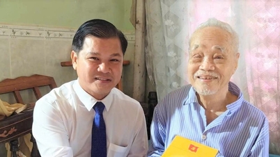 Lãnh đạo huyện Đại Lộc thăm, tặng quà đảng viên lão thành