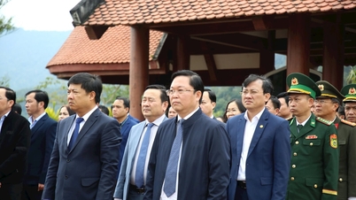 Provincial Party Secretary Luong Nguyen Minh Triet offers incense at the Martyrs Cemetery of Tay Giang district
