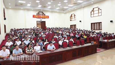 ពិធីបិទវគ្គបណ្តុះបណ្តាលដើម្បីធ្វើបច្ចុប្បន្នភាពចំណេះដឹង និងជំនាញសម្រាប់អ្នកគ្រប់គ្រងថ្នាក់នាយកដ្ឋាន និងសមមូលឆ្នាំ២០២៤