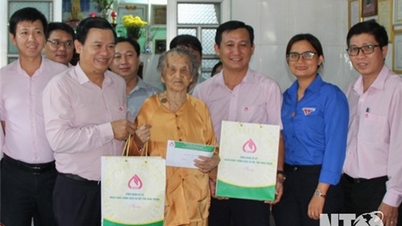 La succursale de la Banque de politique sociale de la province de Ninh Thuan (NTO) a visité et offert des cadeaux à l'occasion du 77e anniversaire de la Journée des invalides de guerre