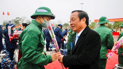Đồng chí Phó Bí thư Thường trực Tỉnh ủy Hải Dương Lê Văn Hiệu dự lễ giao nhận quân huyện Nam Sách