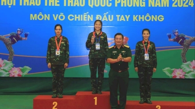 ทหารหญิง Pham Thuy Duong (Hai Duong) ได้รับรางวัลเหรียญทองจากการสู้รบโดยไม่มีอาวุธในงานเทศกาลกีฬากองทัพ