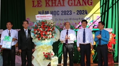 Chairman of the Provincial People's Committee Pham Ngoc Nghi attended the opening ceremony with teachers and students of the border district school.