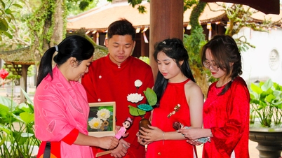 ជក់ចិត្តនឹងផ្កាពីអង្កាមនៅខនសឺន-គៀបបាក