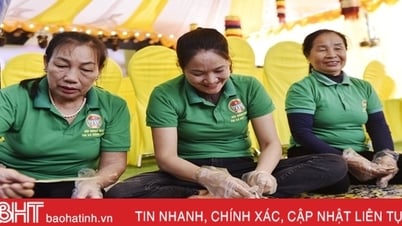6 ក្រុម​ប្រកួត​គ្នា​ដើម្បី​រុំ​នំ Chung ដើម្បី​ថ្វាយ​ដល់​ពួក​បរិសុទ្ធ​ក្នុង​ពិធីបុណ្យ​ប្រាសាទ Ca