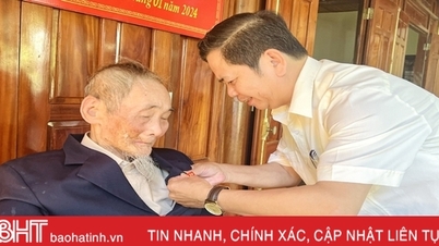 ប្រគល់​ផ្លាកសញ្ញា​សមាជិកភាព​បក្ស​៧០​ឆ្នាំ​ជូន​សមាជិក​បក្ស​ចំនួន​២​នាក់​នៅ​ខេត្ត​ Huong Son