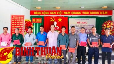 ប្រគល់​វិញ្ញាបនបត្រ​ដល់​សិស្ស​រៀន​ត្បាញ​ប្រពៃណី