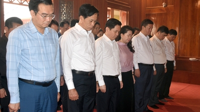 គណៈកម្មាធិការបក្សនៃប្លុកទីភ្នាក់ងារមជ្ឈិម អុជធូបនៅវិមានរំលឹកវិញ្ញាណក្ខន្ធលោកនាយឧត្តមសេនីយ៍ Vo Nguyen Giap