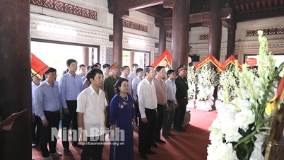 អុជ​ធូប​រំលឹក​វិញ្ញាណក្ខន្ធ​យុទ្ធជន​ពលី​នៅ​តំបន់​ប្រវត្តិសាស្ត្រ​ជាតិ Truong Bon