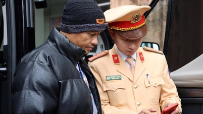 Polisi lalu lintas dapat mengakses data dari perangkat pelacak kendaraan dan gambar pengemudi.