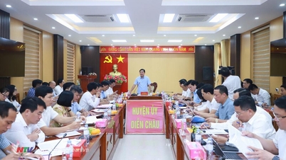 Provincial Party Secretary Thai Thanh Quy works with the Standing Committee of Dien Chau District Party Committee and Hoang Mai City Party Committee
