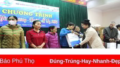 Trao quà “Tết yêu thương” tại huyện Thanh Sơn