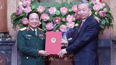 ពិធីបង្ហាញសេចក្តីសម្រេចរបស់ប្រធានរដ្ឋ តែងតាំងជាប្រធានអគ្គនាយកដ្ឋាននយោបាយនៃកងទ័ពប្រជាជនវៀតណាម